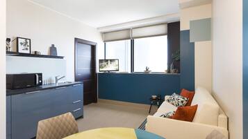 Un apartamento moderno con cocina, comedor y sala de estar.