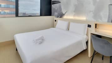 Chăn bông, két bảo mật tại phòng, bàn