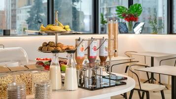 Desayuno buffet diario (EUR 9.50 por persona)