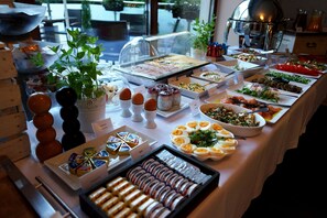 Daily buffet breakfast (PLN 28 per person)