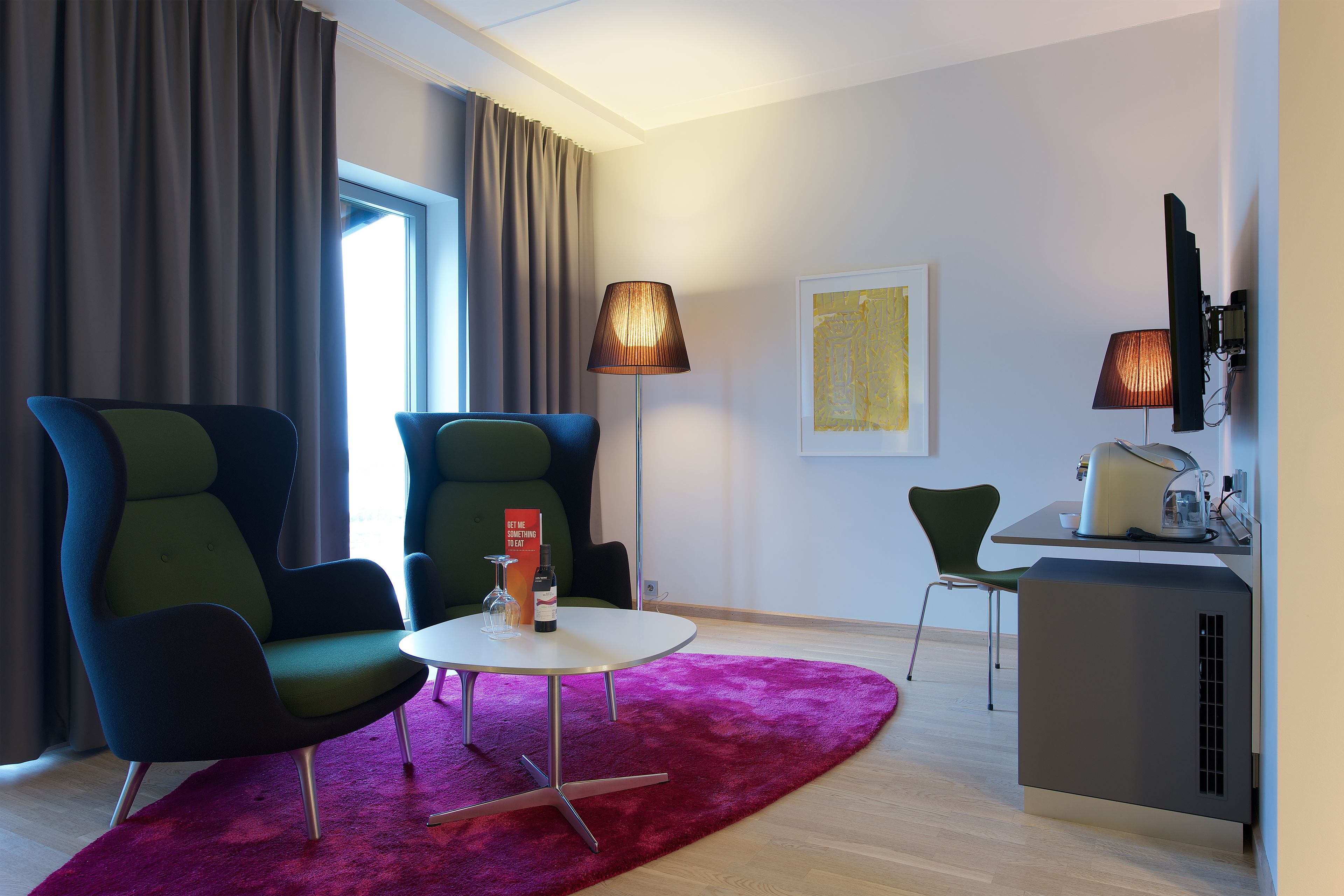 family room, non smoking | pillow-top beds, in-room safe, desk, soundproofing