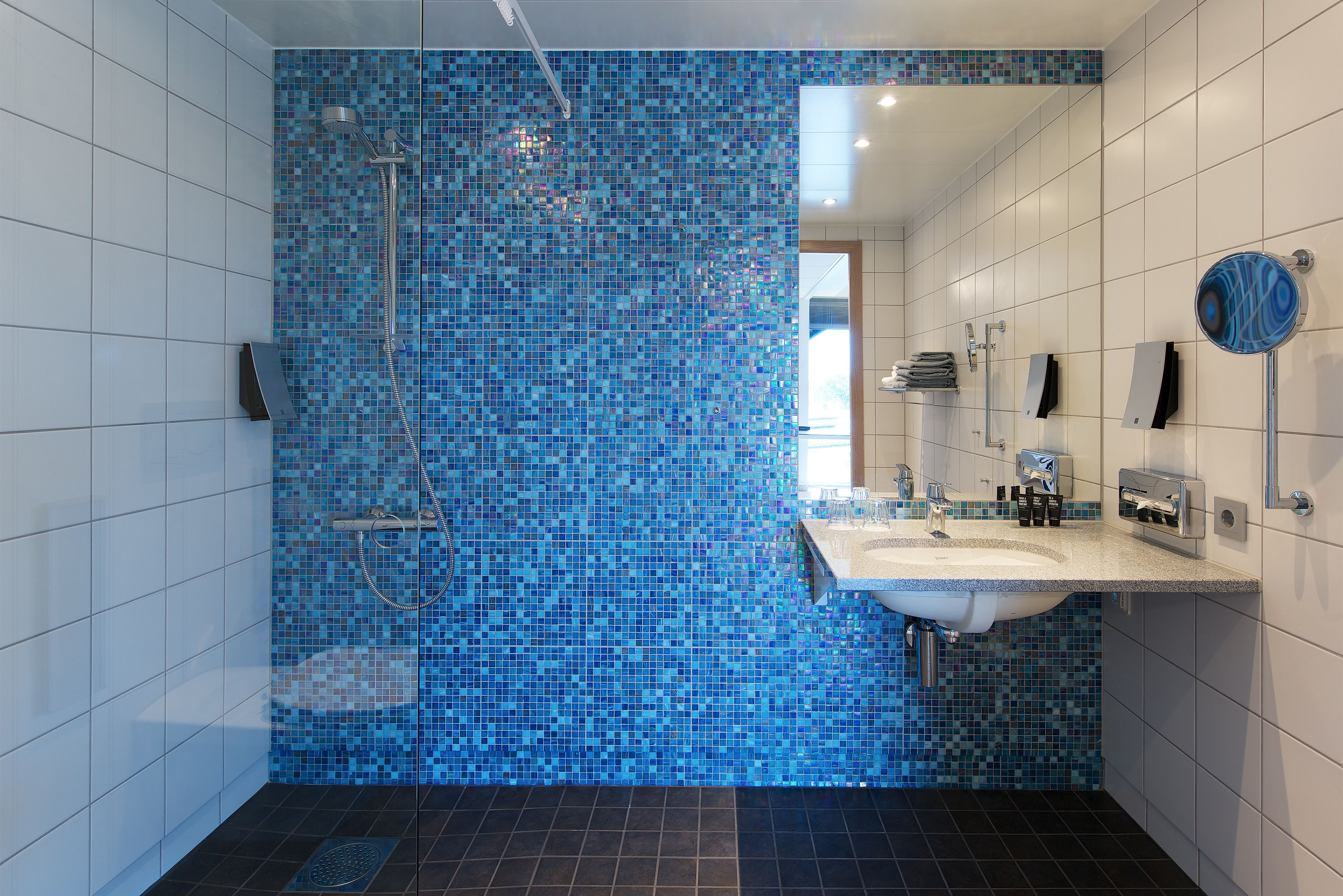 standard suite, 1 double bed, non smoking | bathroom | hair dryer, towels