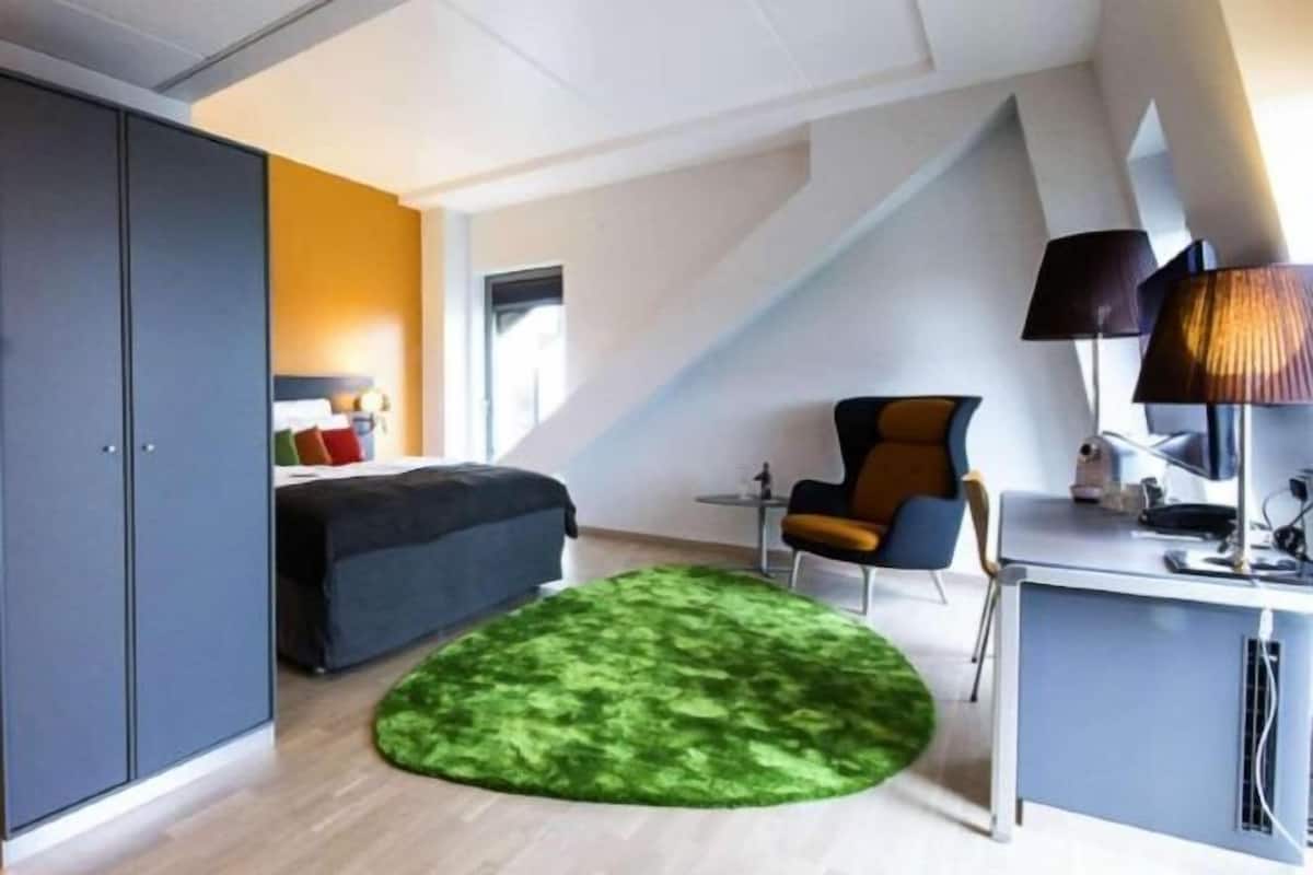 Pillow-top beds, in-room safe, desk, soundproofing