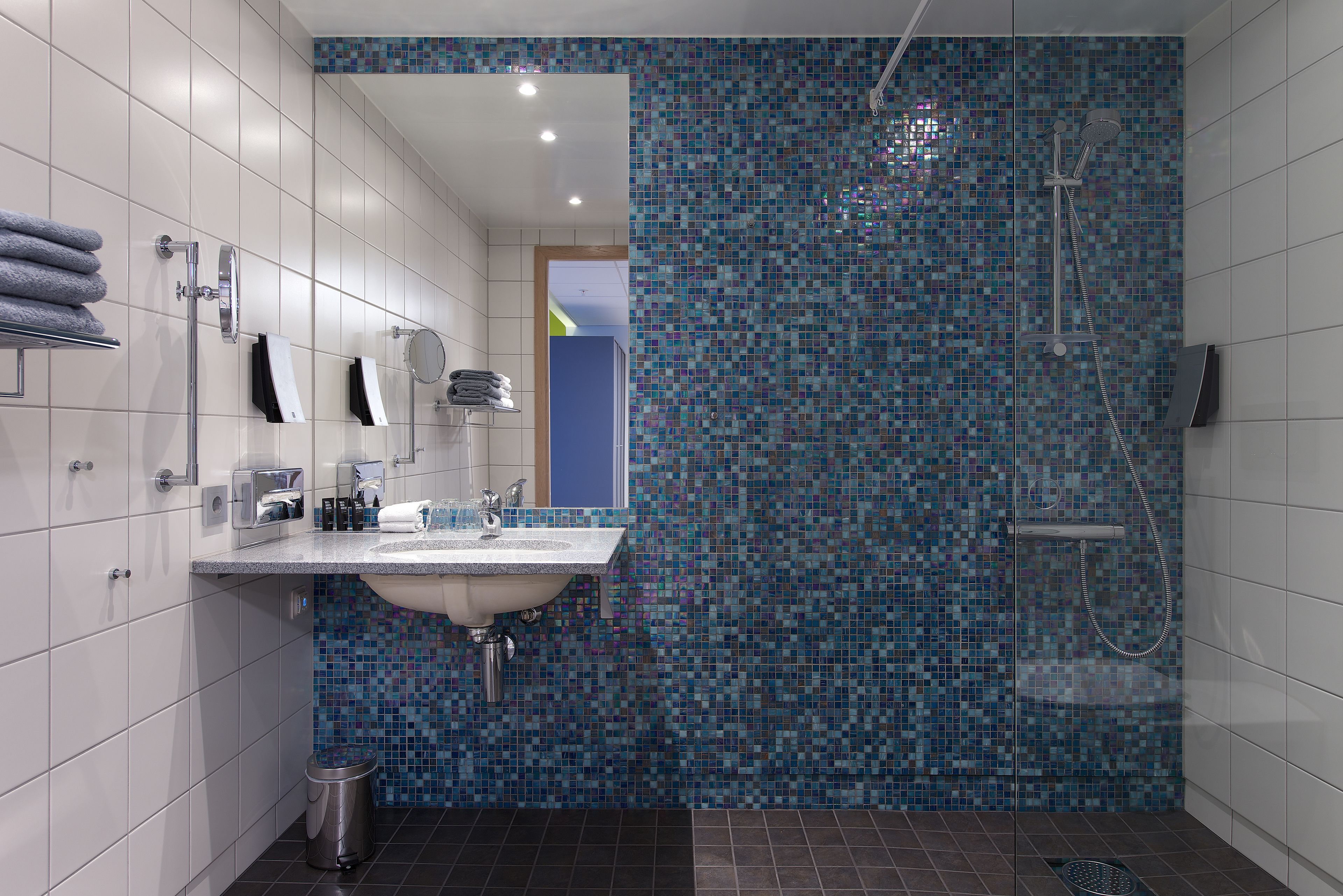 family room, non smoking | bathroom | hair dryer, towels