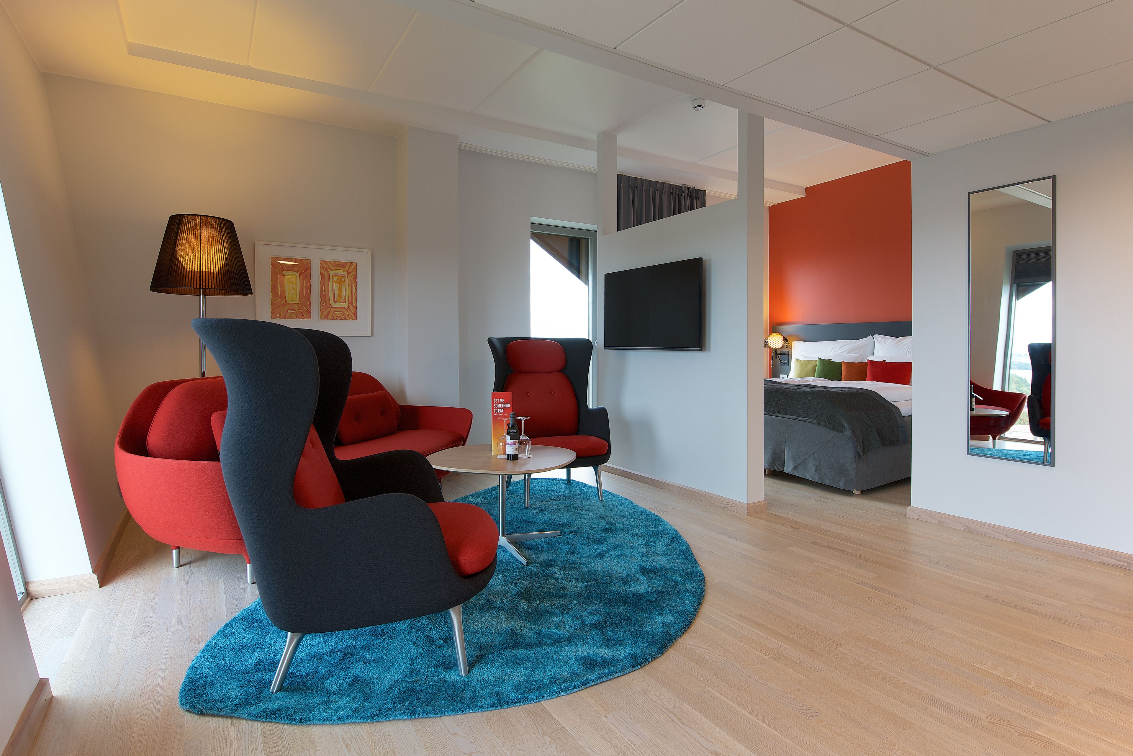 Suite – standard, 1 dobbeltseng, ikke-røyk | Senger med overmadrass, safe på rommet, skrivebord og lydisolert