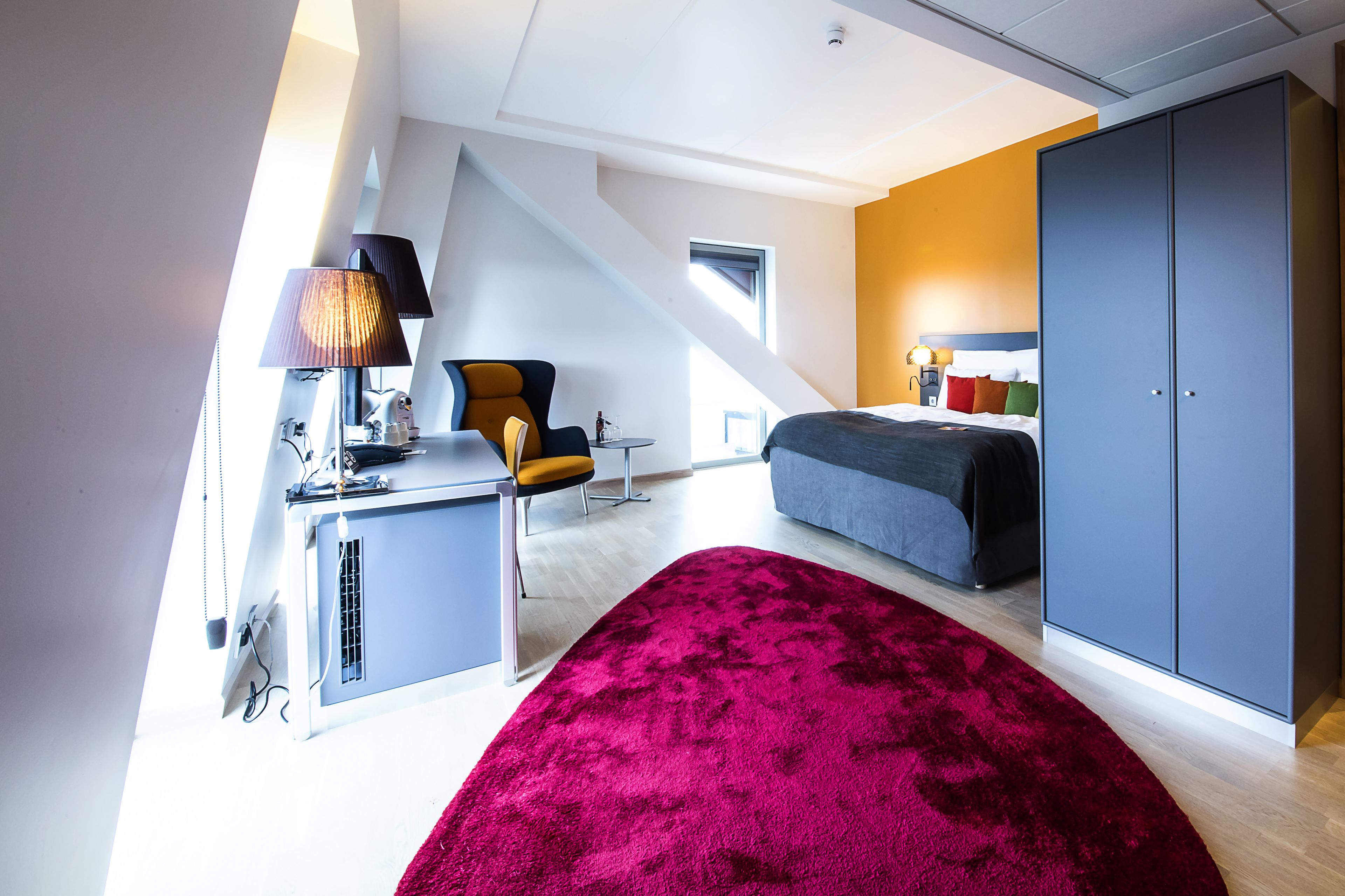 deluxe room, 1 double bed, non smoking | pillow-top beds, in-room safe, desk, soundproofing