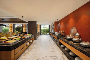 Se sirven desayunos, almuerzos y cenas; cocina internacional