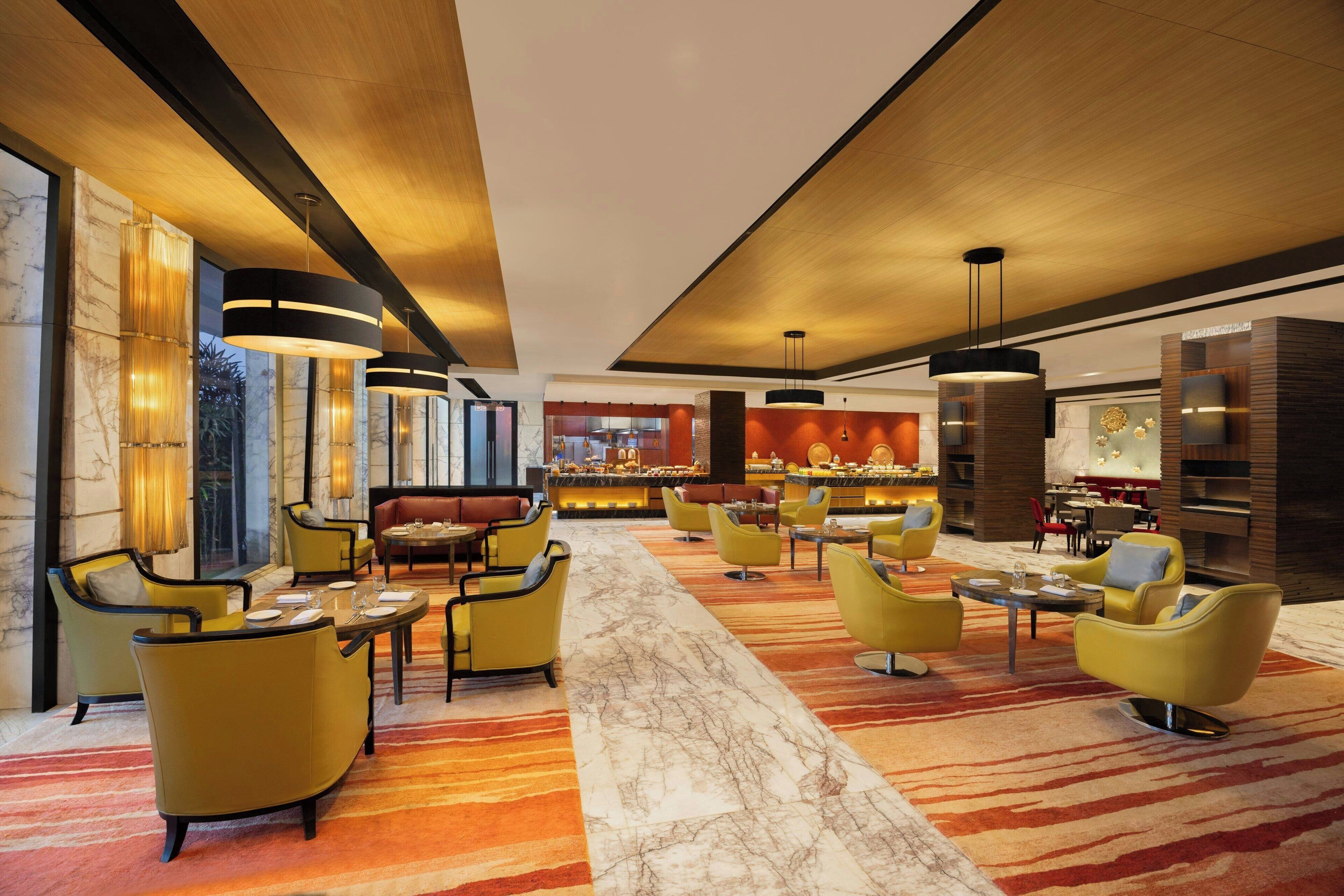 Phục vụ bữa sáng, bữa trưa, bữa tối, món ăn mang phong cách quốc tế 