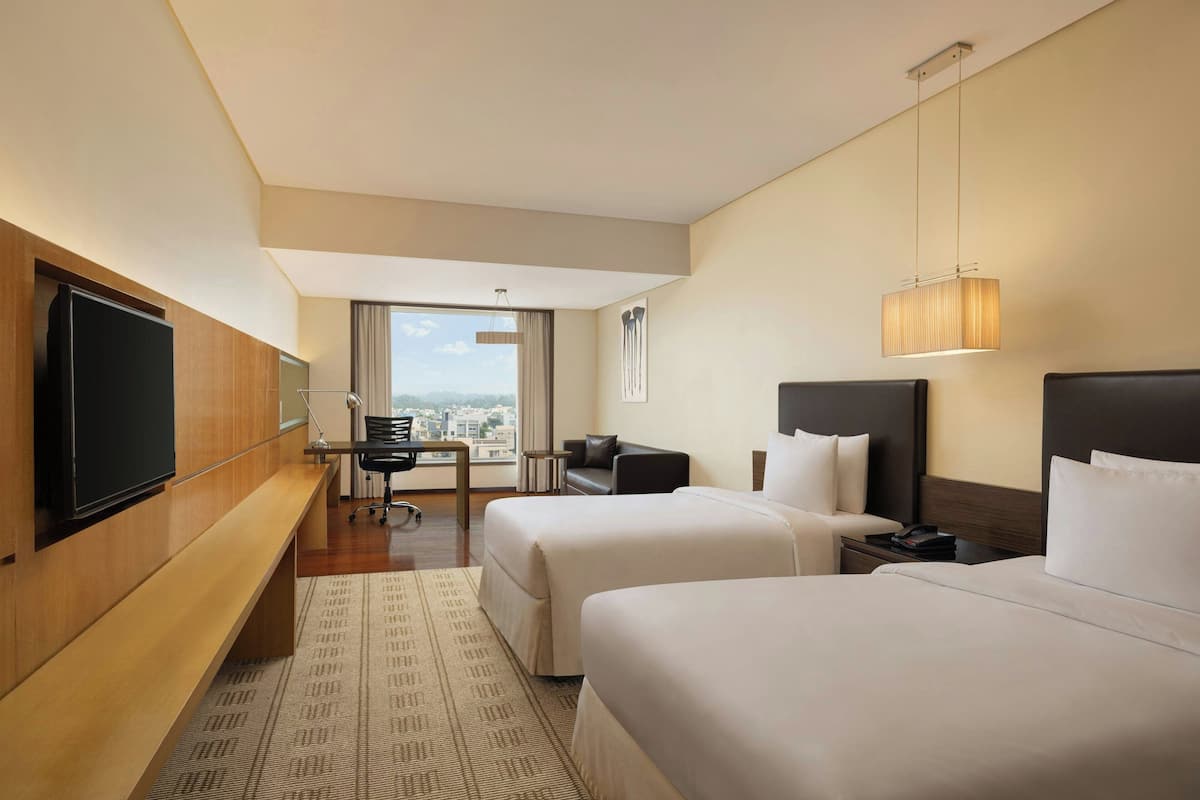 Superior-huone, 2 yhden hengen sänkyä | Ylelliset vuodevaatteet, untuvapeitot, pillowtop-patjalliset sängyt