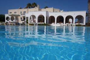 Außenpool, Sonnenschirme, Liegestühle