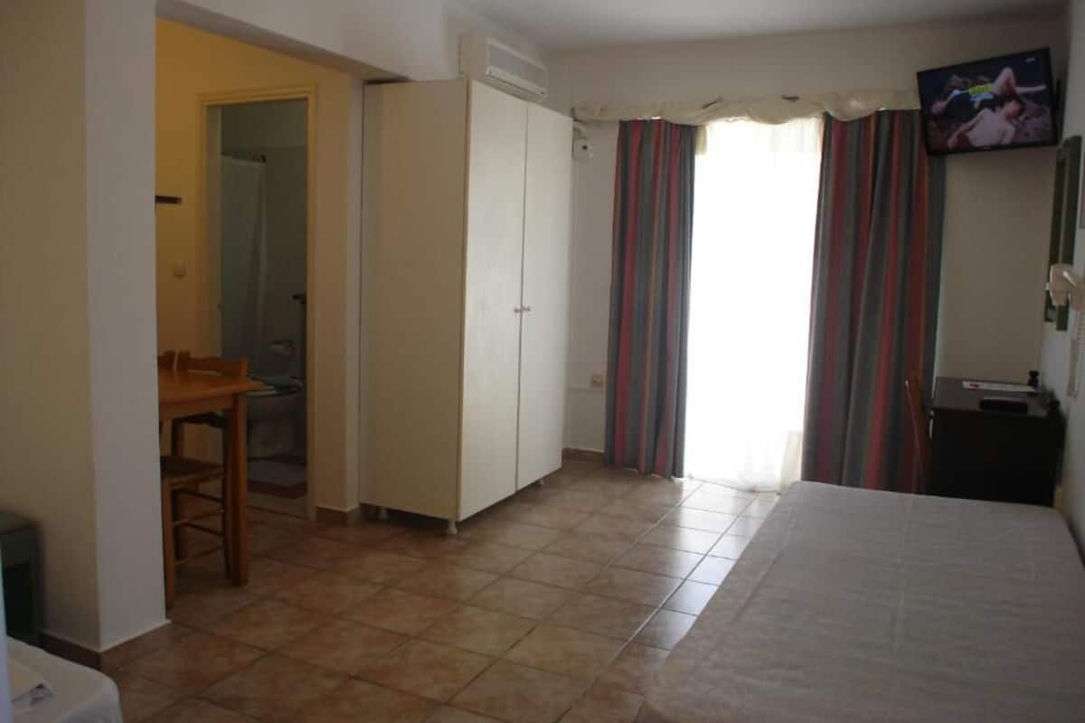 Economy kamer (semi basement) | 1 slaapkamer, verduisterende gordijnen, geluiddichte muren