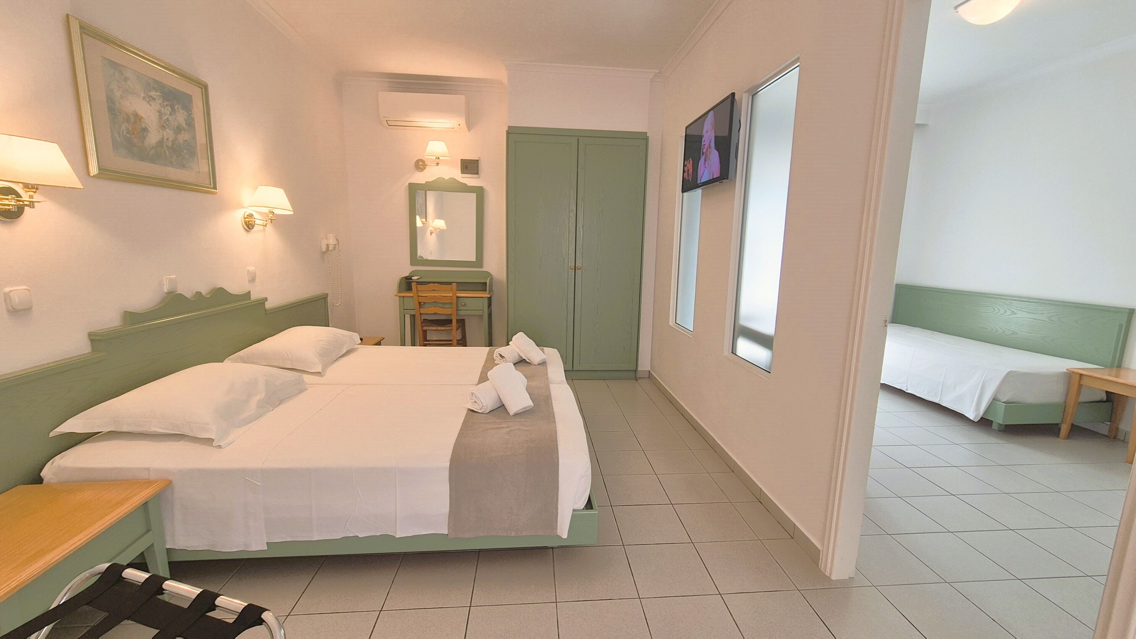 Verdunkelungsvorhänge, schallisolierte Zimmer, Bügeleisen/Bügelbrett