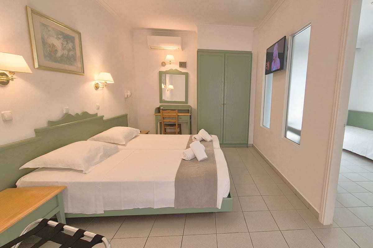 Verdunkelungsvorhänge, schallisolierte Zimmer, Bügeleisen/Bügelbrett