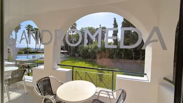 Familieleilighet, delvis sjøutsikt | Blendingsgardiner, lydisolert, strykejern/-brett og barnesenger