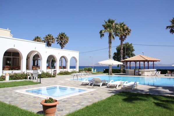 Außenpool, Sonnenschirme, Liegestühle