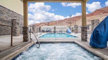 Una piscina al aire libre de temporada