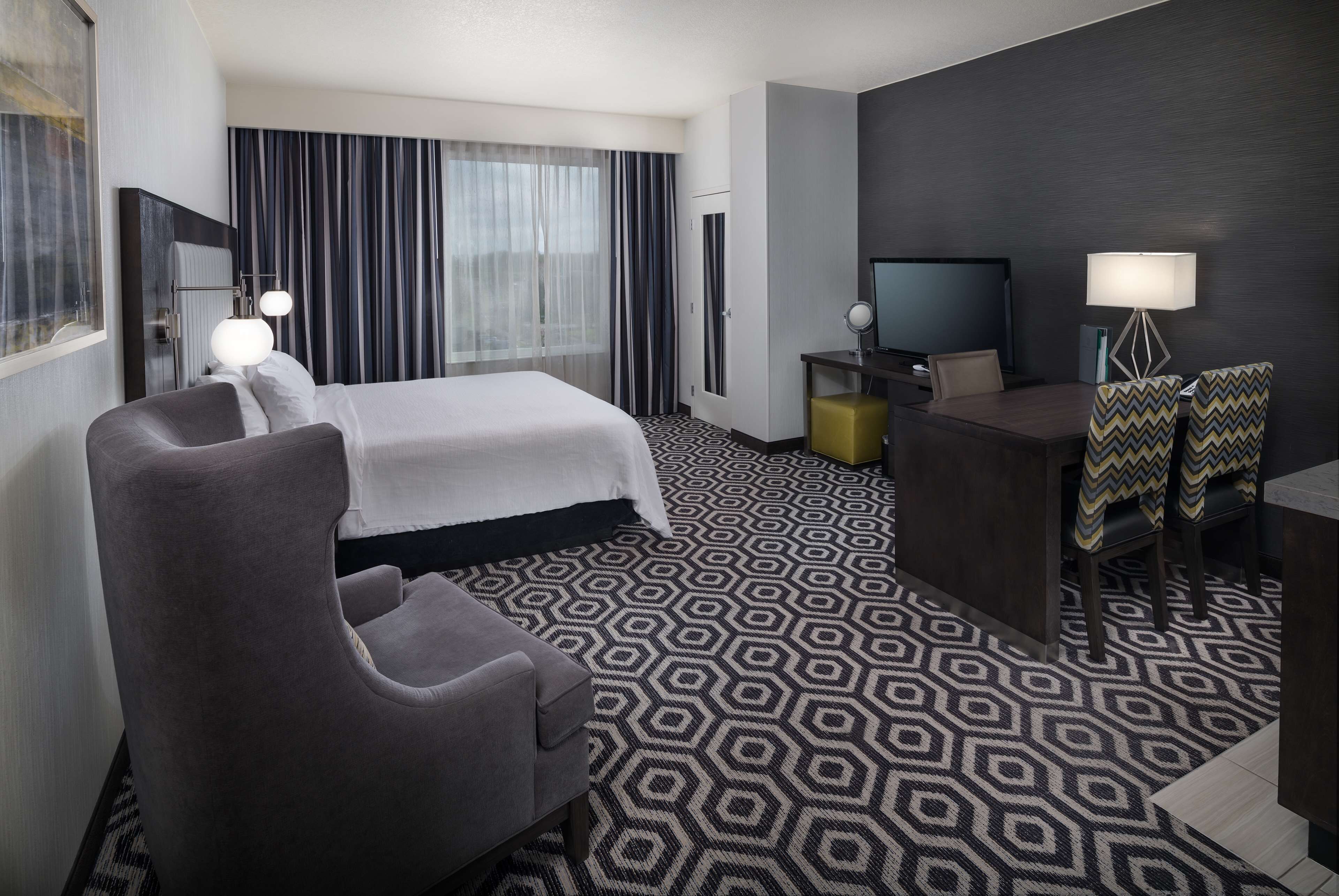 studio, 1 king bed, non smoking | premium bedding, in-room safe, travel cot, free wifi