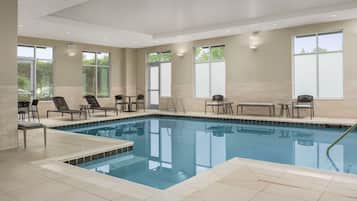 Sisäuima-allas avoinna 6.00–23.00, aurinkotuoleja