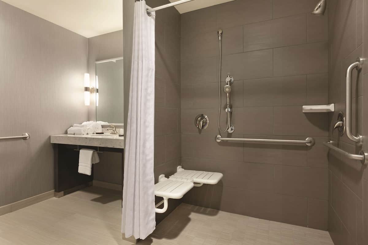 Secador de cabelo, toalhas de banho