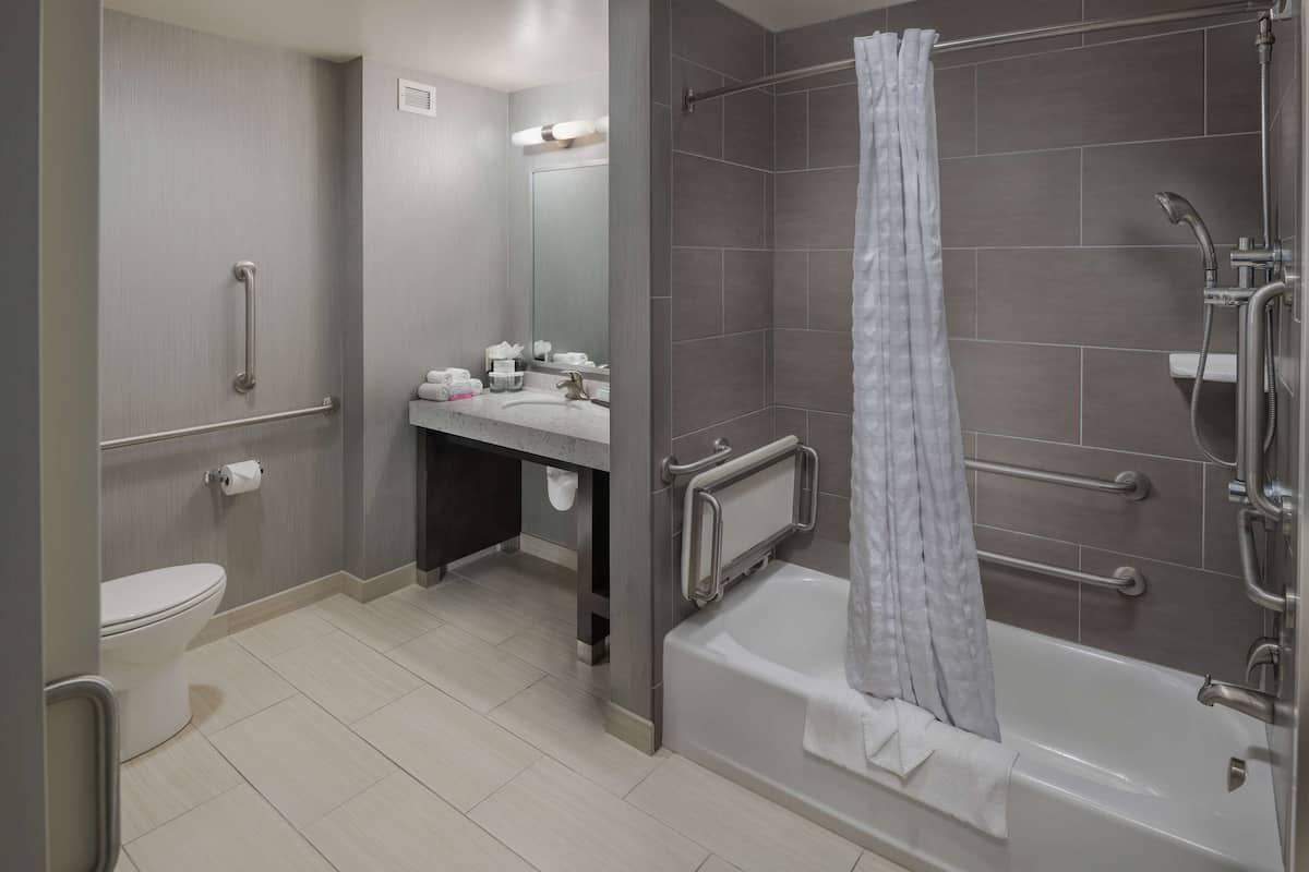 Secador de cabelo, toalhas de banho