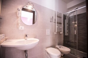 Tweepersoonskamer | Badkamer | Een douche, gratis toiletartikelen, een haardroger, een bidet
