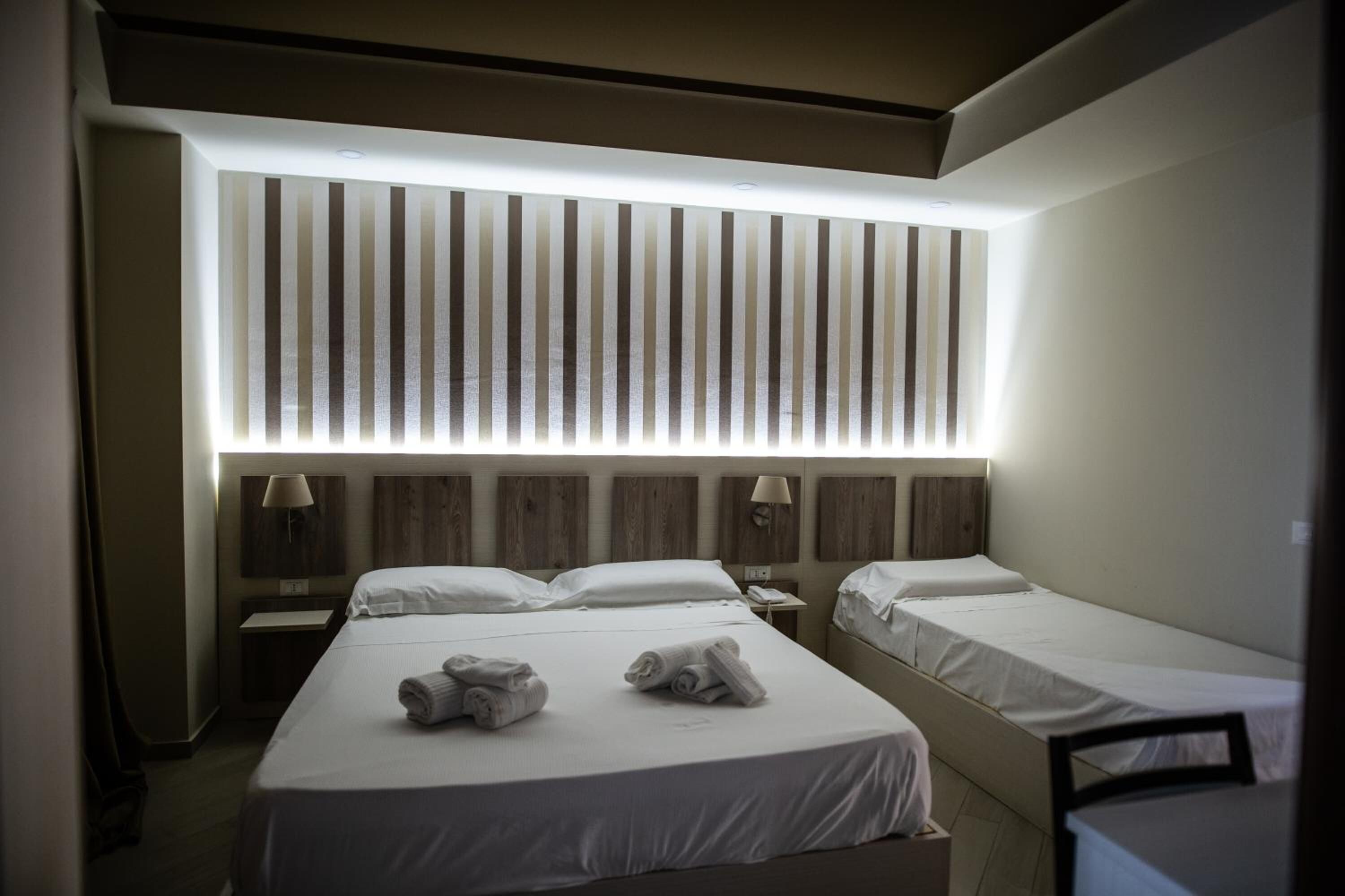 ميني بار وخزنة داخل الغرفة ومكتب وتجهيزات عازلة للصوت