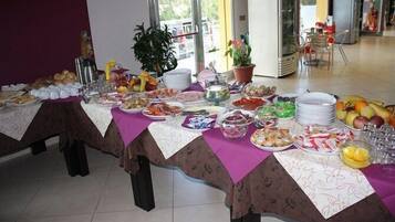 Tägliches Frühstücksbuffet gegen Gebühr