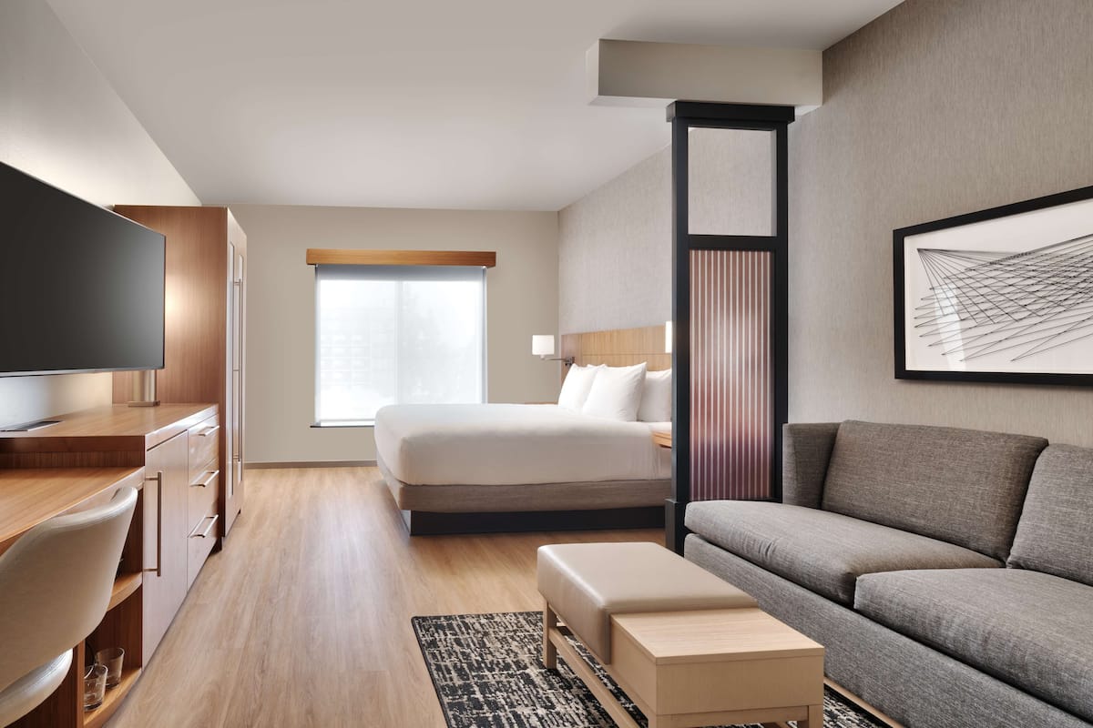 Premium bedding, in-room safe, desk, laptop workspace