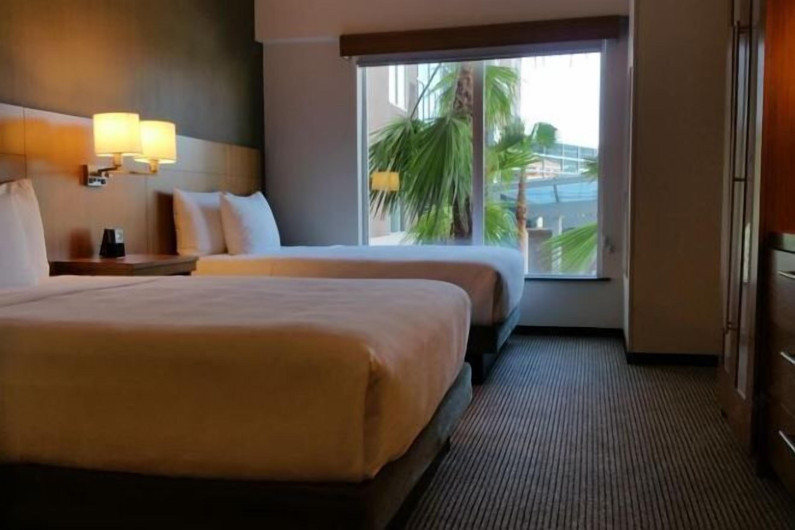 Hochwertige Bettwaren, Zimmersafe, Schreibtisch