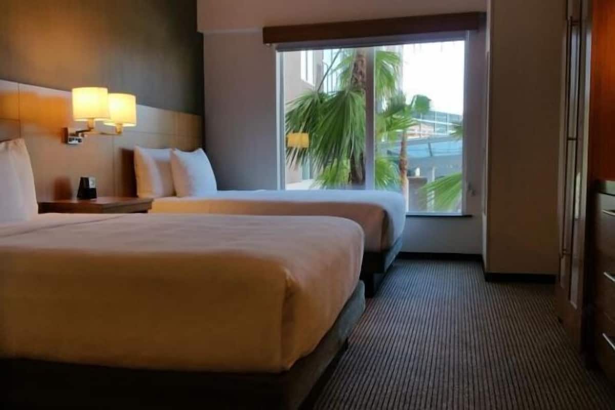 Premium bedding, in-room safe, desk, laptop workspace