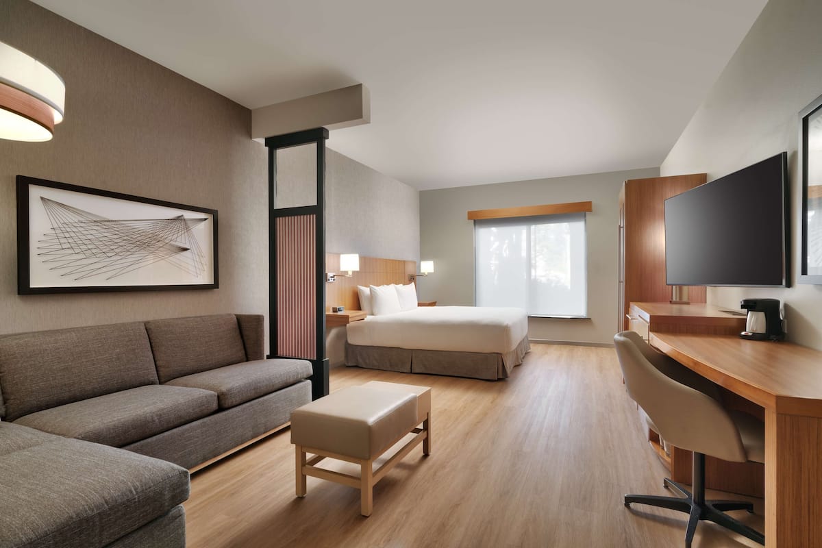 Room, 1 King Bed with Sofa bed (High Floor) | Premium bedding, in-room safe, desk, laptop workspace