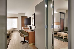 Premium bedding, in-room safe, desk, laptop workspace - Hyatt Place at Anaheim Resort/Convention Center (Anaheim)
