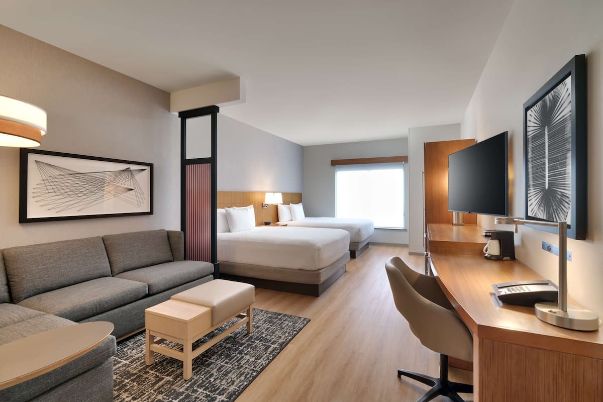 룸 (2 Queen Beds & Sofa bed, High Floor) | 고급 침구, 객실 내 금고, 책상, 노트북 작업 공간
