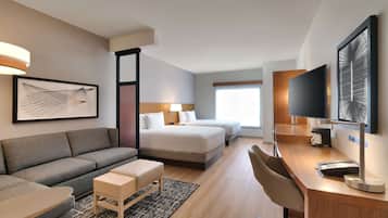 客房 (2 Queen Beds & Sofa bed, High Floor) | 高档床上用品、客房内保险箱、办公桌、笔记本电脑工作区