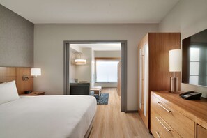 Familierom (1 King Bed & 2 Bunk beds) | Sengetøy av topp kvalitet, safe på rommet og skrivebord