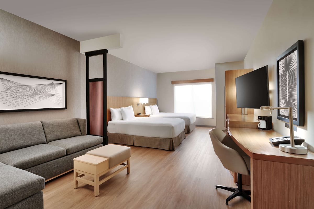 Premium bedding, in-room safe, desk, laptop workspace