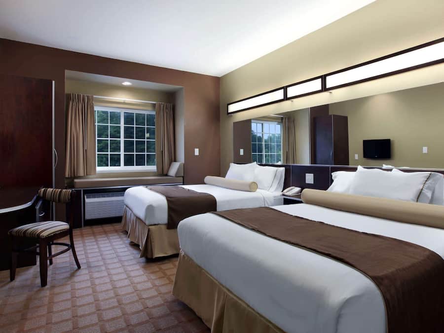 Bureau, fer et planche à repasser, lits bébé (gratuits)