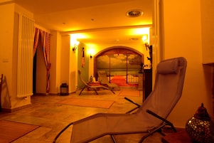 Una habitación con un ventanal grande, una silla, un radiador y una lámpara.