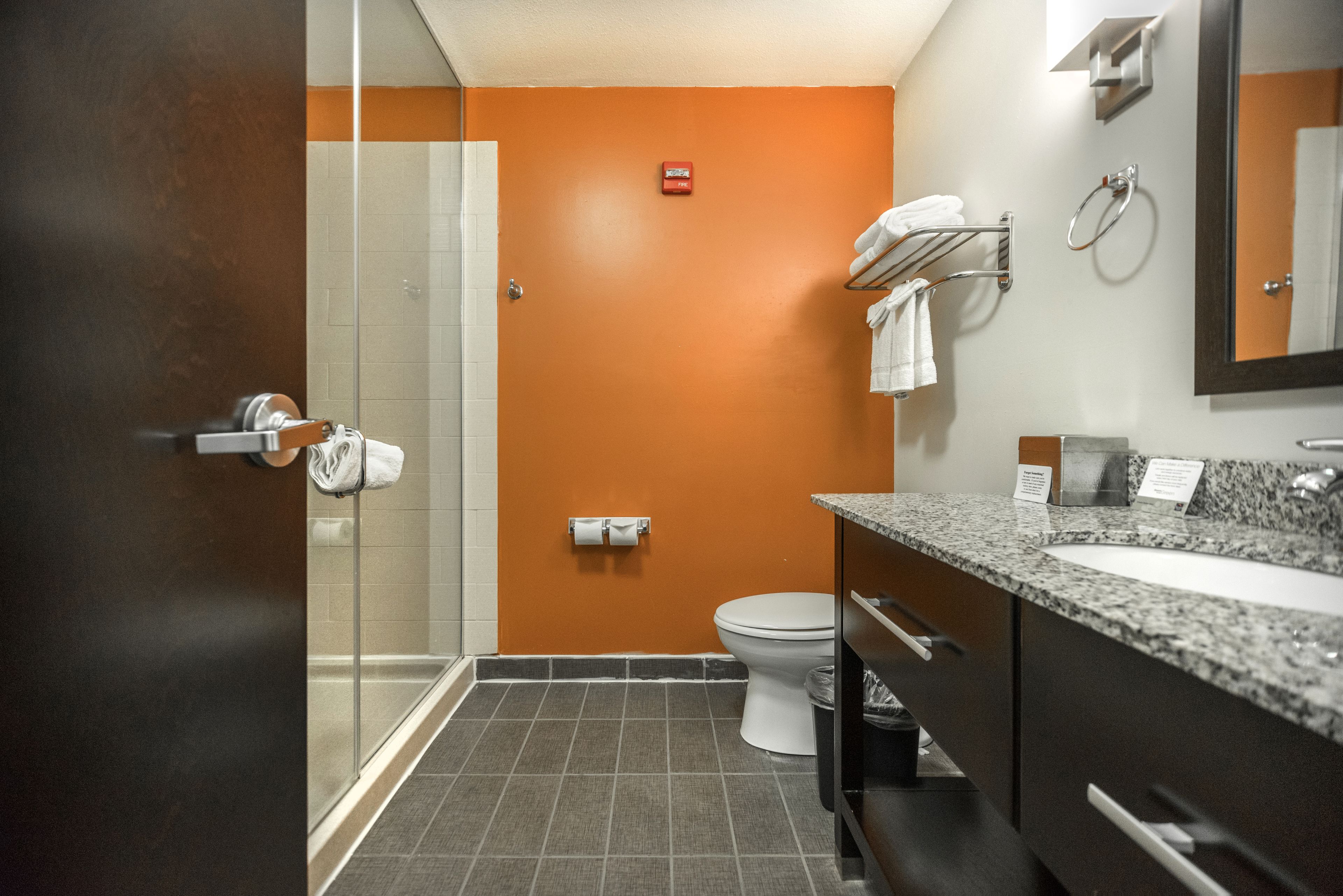 combined shower/bathtub, hair dryer, towels