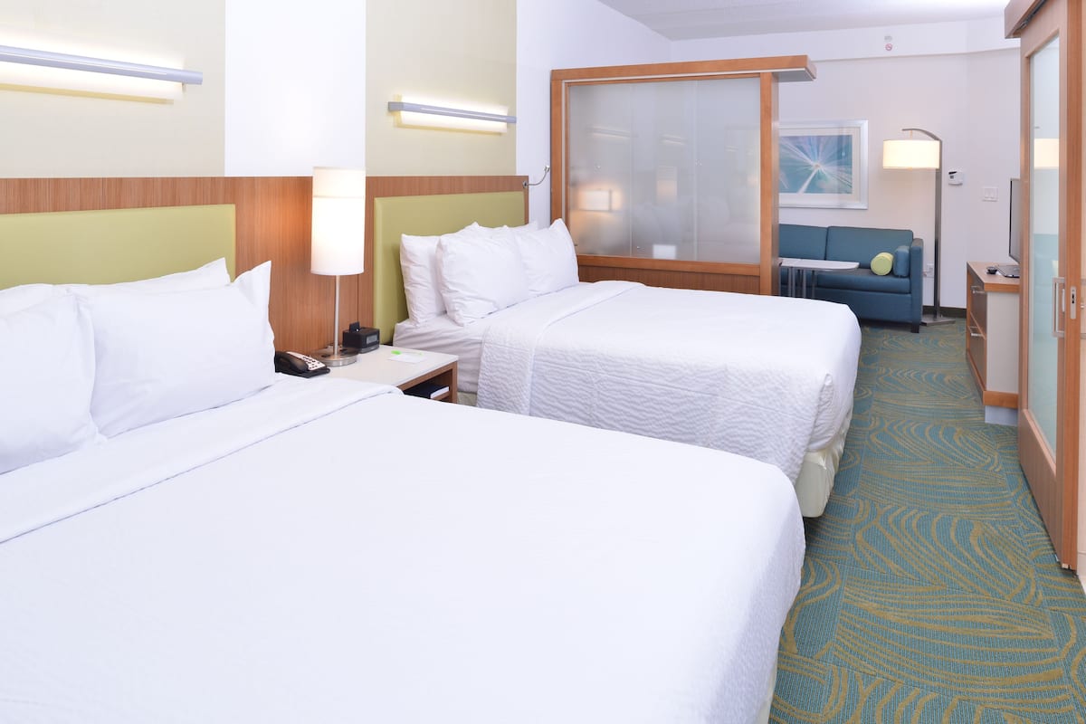 1 Schlafzimmer, hochwertige Bettwaren, Zimmersafe, Schreibtisch