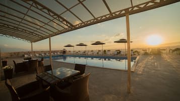 Quầy bar bên hồ bơi