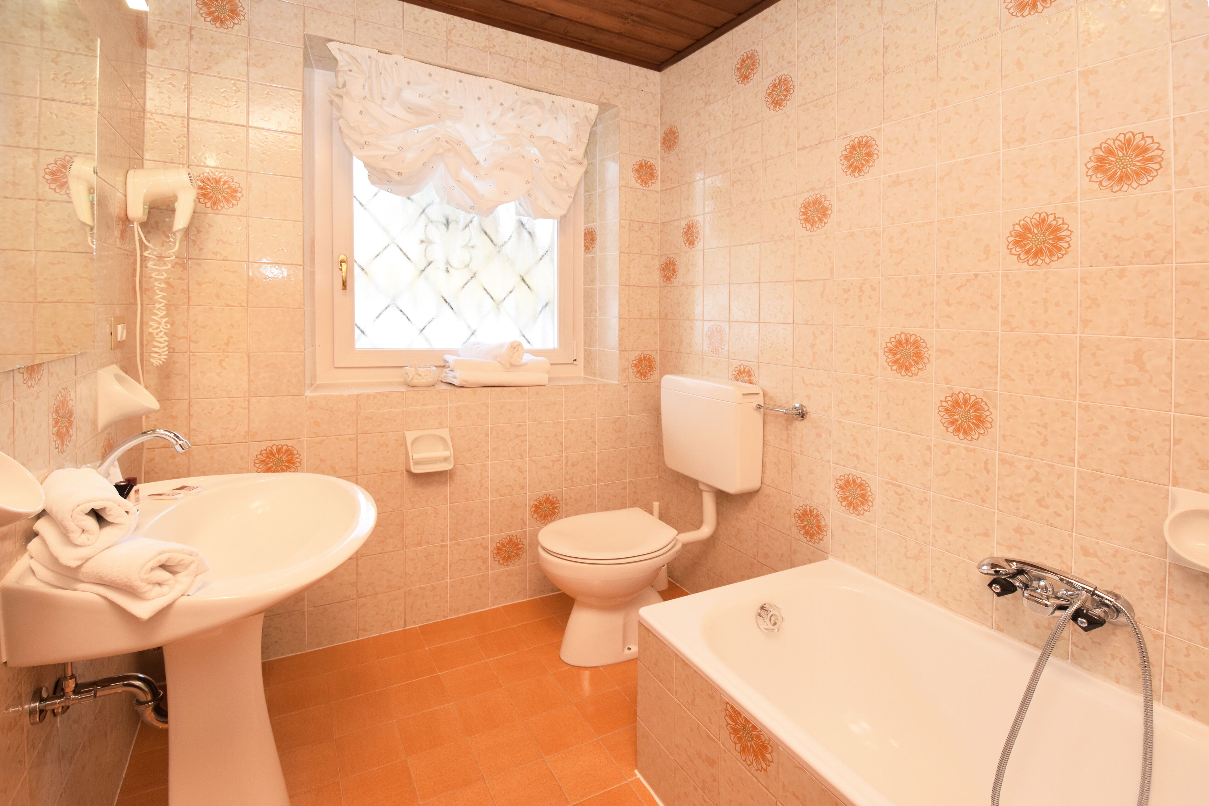 quadruple room | bathroom | free toiletries, hair dryer, towels