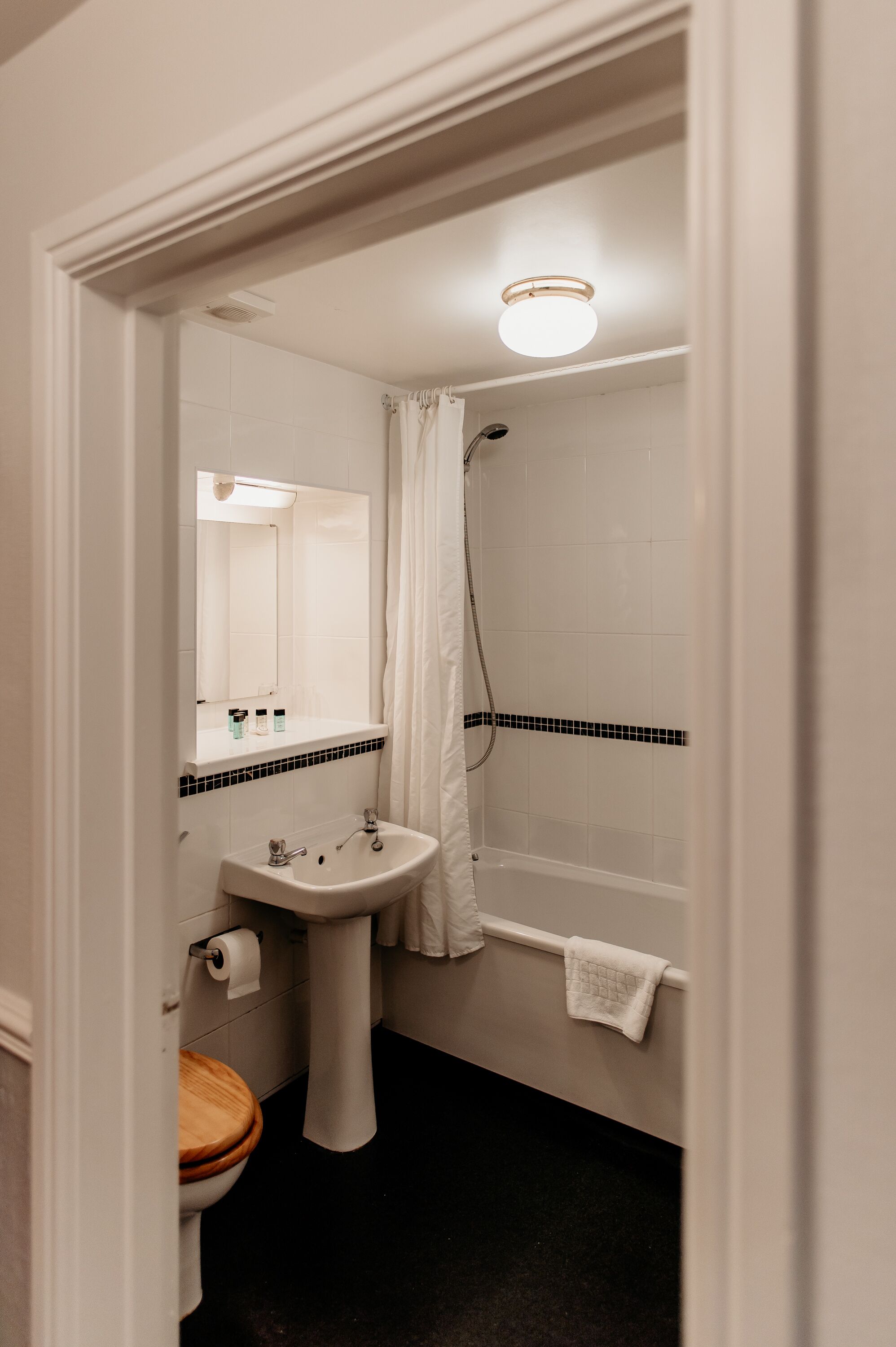 combined shower/bathtub, hair dryer, towels