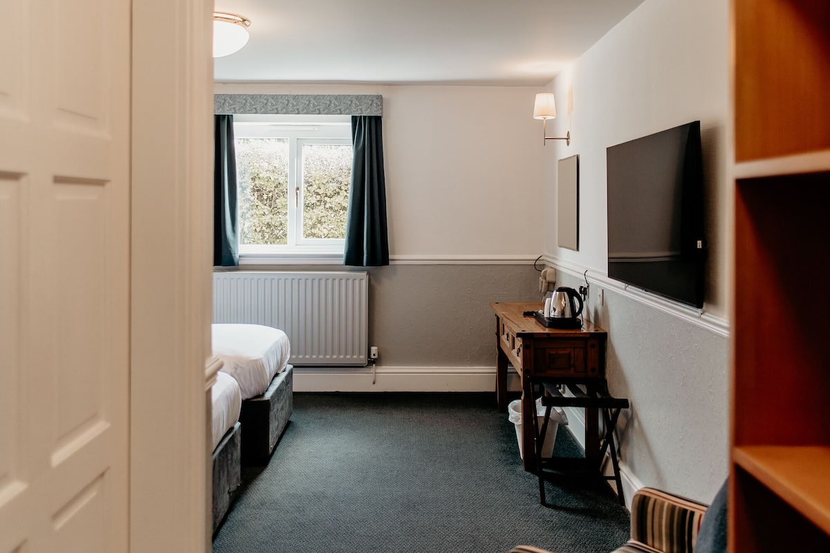 classic double room | desk, iron/ironing board, free wifi, bed sheets