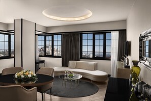 King Suite | Oppholdsområde | En 32-tommers LCD-TV med kabel-kanaler samt TV