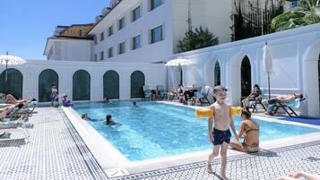 Una piscina al aire libre de temporada