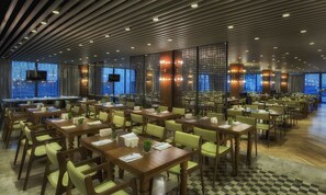 Petit déjeuner, déjeuner, dîner et brunch servis sur place