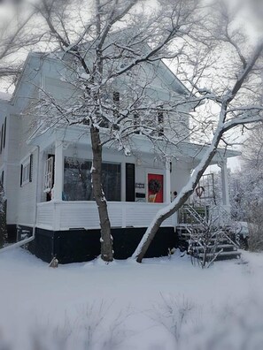 Front of property - Charles Street Holiday Home (Lethbridge)