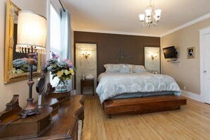 Room, 1 King Bed | Premium bedding, individually decorated, desk, laptop workspace - Charles Street Holiday Home (Lethbridge)