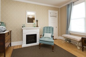 Room, 1 King Bed | Premium bedding, individually decorated, desk, laptop workspace - Charles Street Holiday Home (Lethbridge)